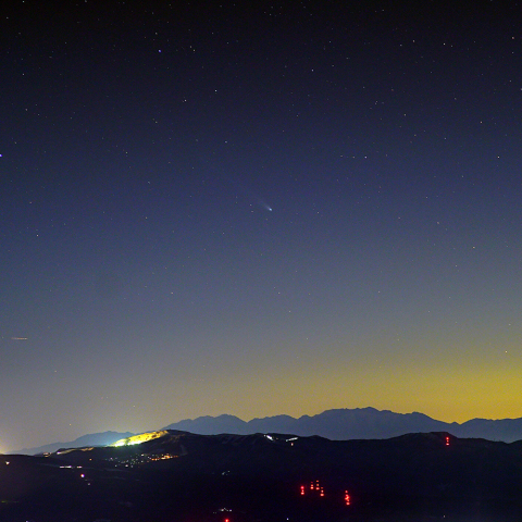 夕暮れ直後のレナード彗星
