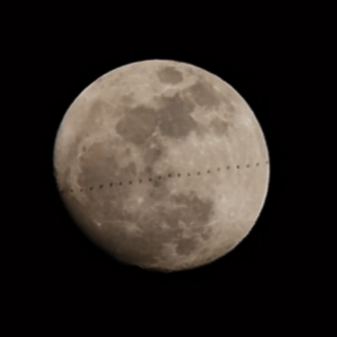 月面を横切るＩＳＳの影