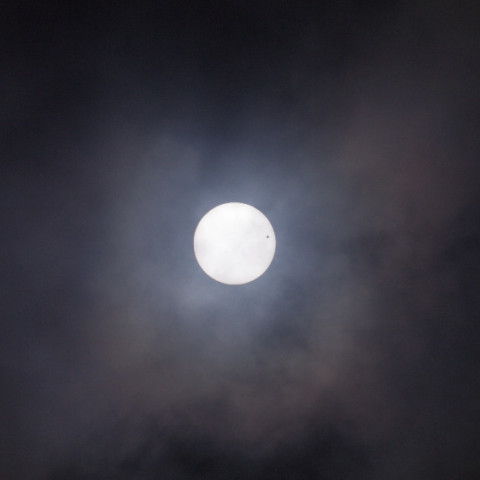 光環の中の太陽と金星