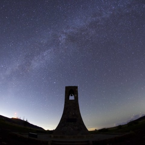 美ヶ原・美しの塔と銀河