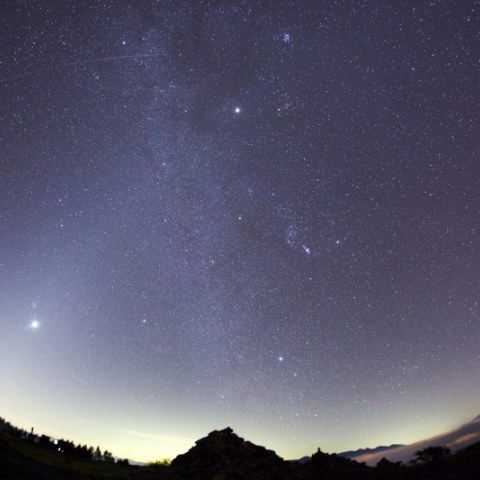 冬の銀河と交差する黄道光