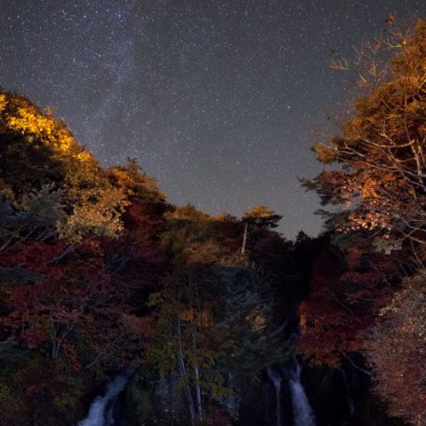 日光・紅葉の竜頭の滝と星空 