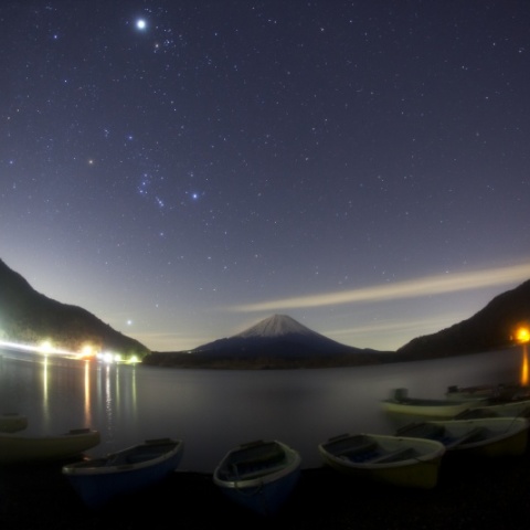 精進湖から見た富士山と昇るオリオン座