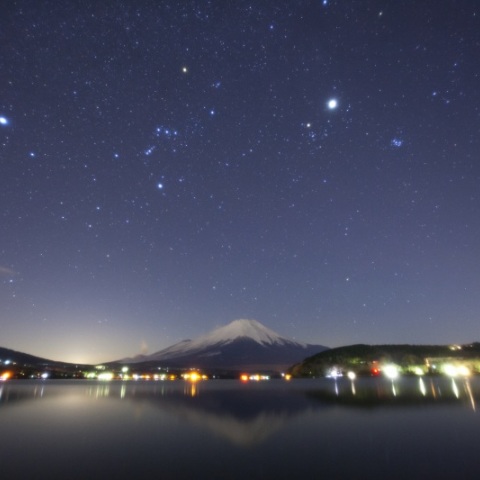 山中湖畔から見た富士山と沈む冬の星座
