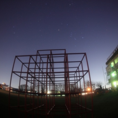 ジャングルジムと冬の星座