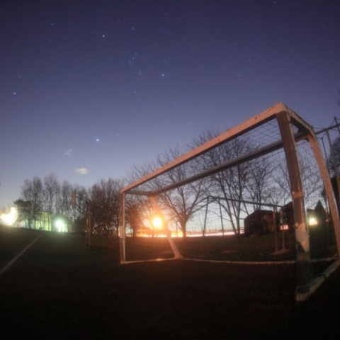 サッカーゴールと冬の星座