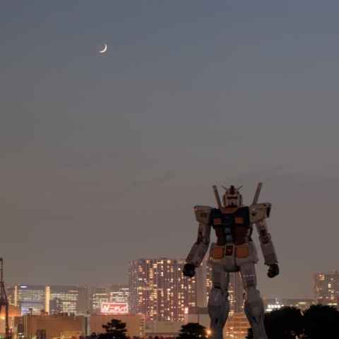 お台場のガンダムと月齢2.3の月