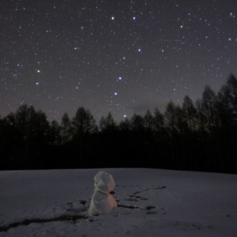 雪だるまと昇る北斗七星