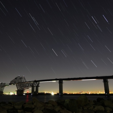 東京ゲートブリッジと沈む冬の星座