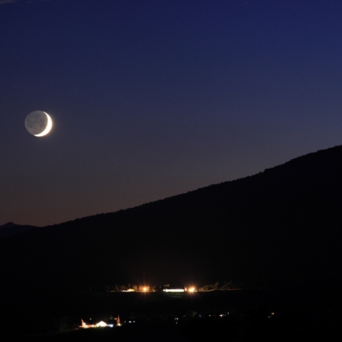 八ヶ岳山麓に沈む月