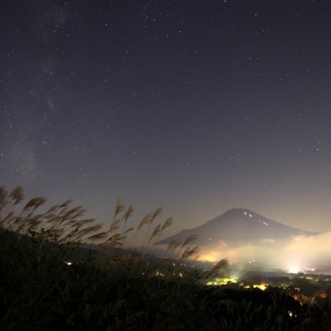 秋の富士山と天の川