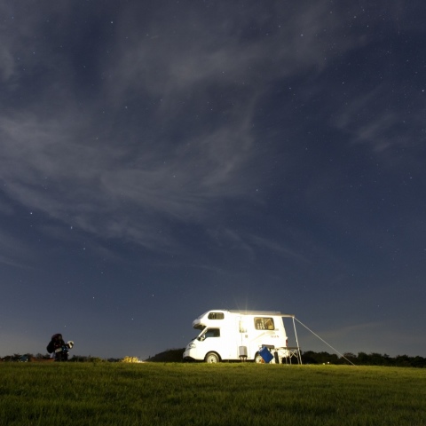 キャンピングカーと北天の星空
