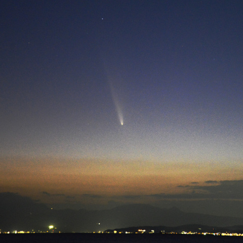 夕空に輝く紫金山・アトラス彗星