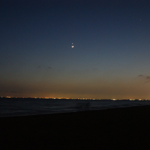 東京湾上での月と金星のランデブー(1)