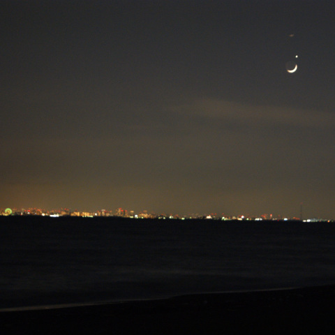 東京湾上での月と金星のランデブー(2)