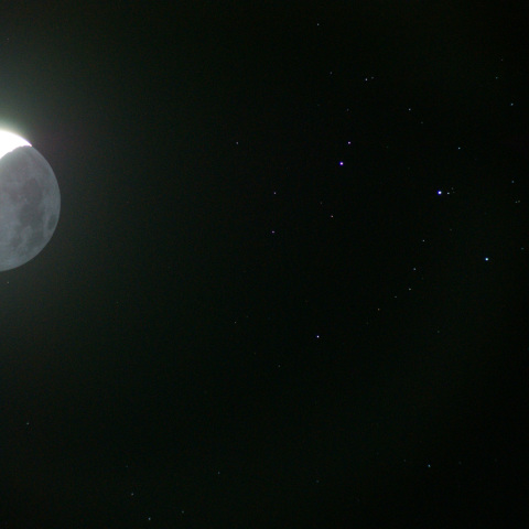 2010年8月5日の月とプレアデス星団の接近