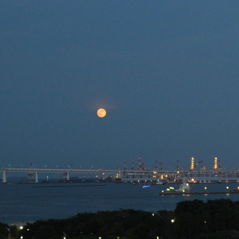横浜港に昇る満月