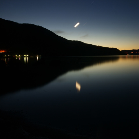 芦ノ湖に昇る月齢27.4の月、金星、アンタレス(2)