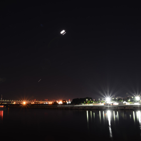 横浜港に昇る月と金星、木星