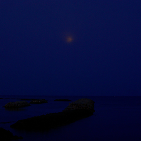 日本海に沈む雲の中の月没帯食