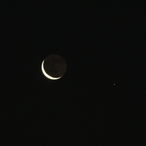 夜明け前の月と火星の接近