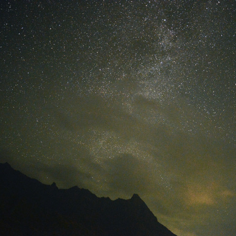 モッチョム岳に立ち上がる天の川と人工衛星
