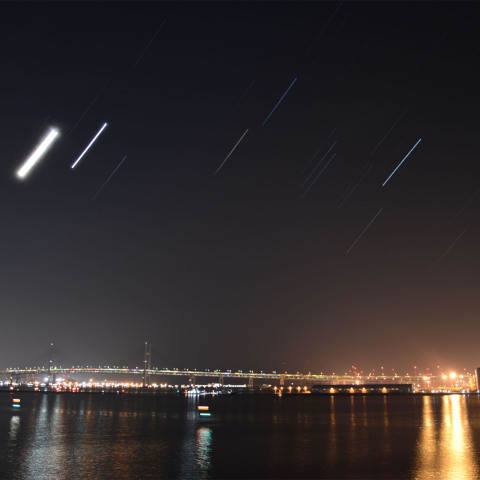横浜港に昇る月と金星とオリオン座