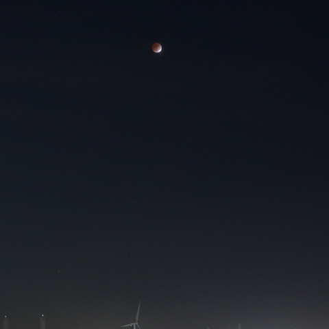 2021年11月19日の横浜港に昇る部分月食