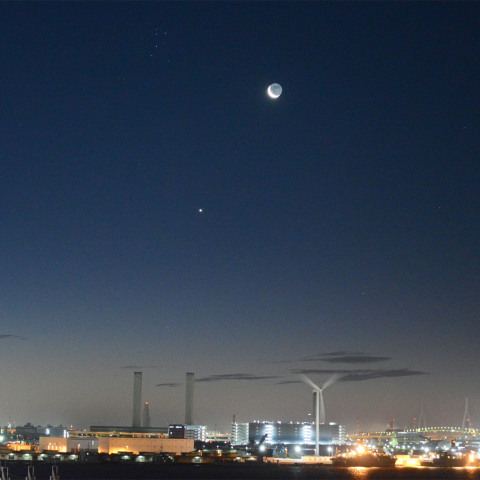 横浜港に昇る月と金星とプレアデス星団