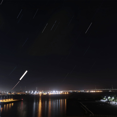 横浜港に昇る木星、火星、月、金星とプレアデス星団