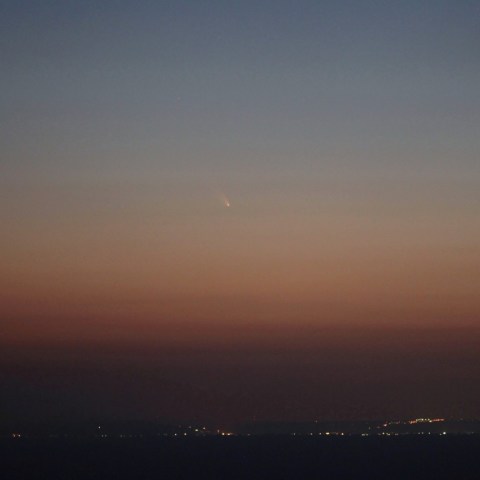 牧之原台地に沈むパンスターズ彗星