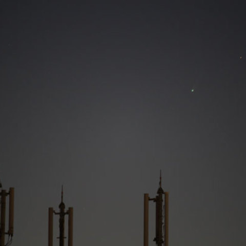 昇るアイソン彗星