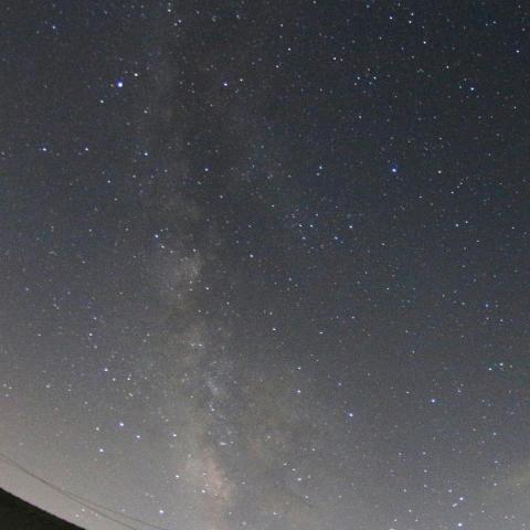 南天に立ち昇る天の川銀河