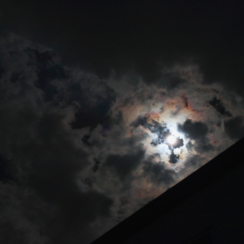 屋根の向こうの月星雲