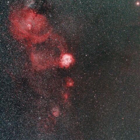 コーン星雲から南に連なる散光星雲 いっかくじゅう座