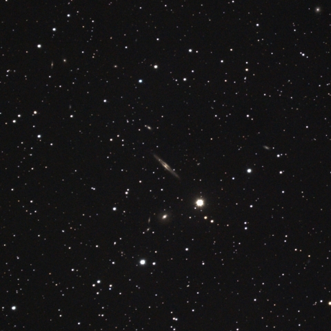 NGC973　さんかく座のエッジオン銀河