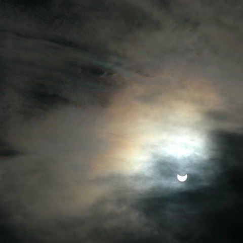 彩雲の中の日食