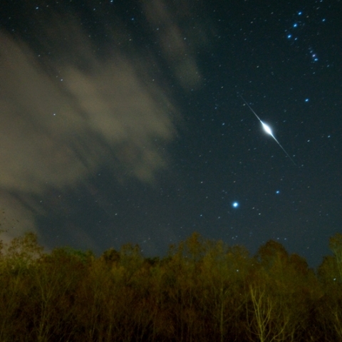 イリジウムフレアがオリオン座の近くに