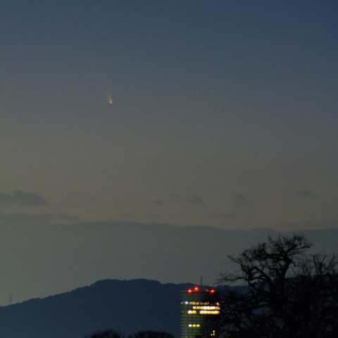 逢坂山に沈むパンスターズ彗星