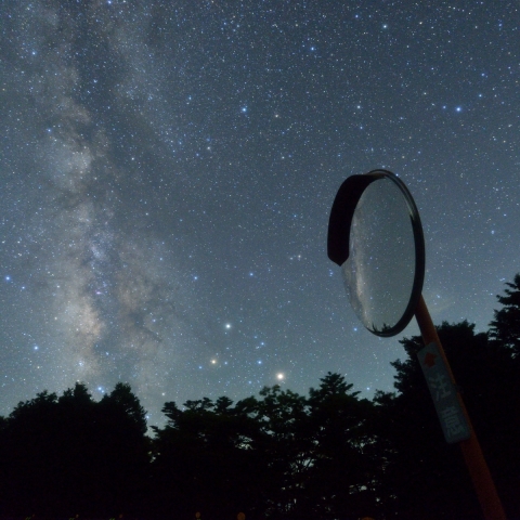 天の川とカーブミラー