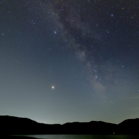 天の川と火星（滋賀県・余呉湖）