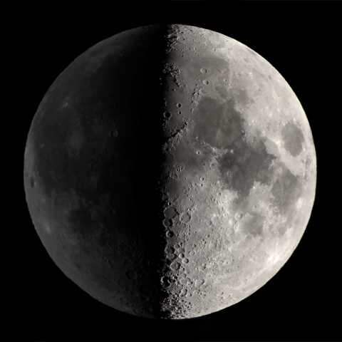 タブレット撮影した月面