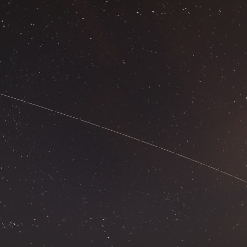 北天を飛行するISS