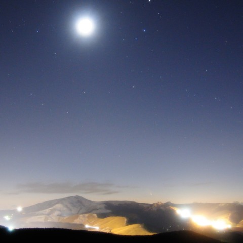 信州の夜空にパンスターズ彗星