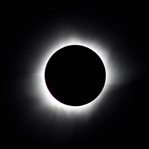 ティドレ島の皆既日食