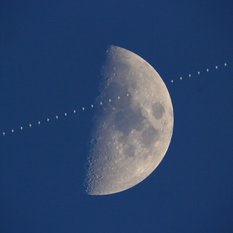 ISS国際宇宙ステーションの上弦の月前通過