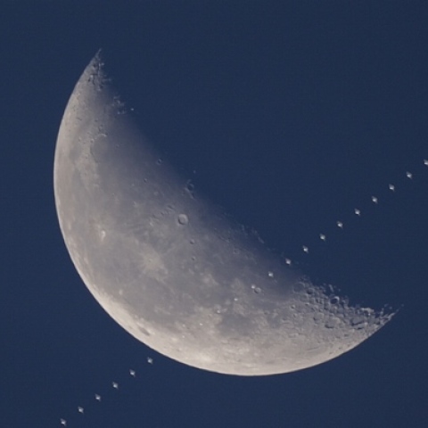 ISS国際宇宙ステーション月面通過