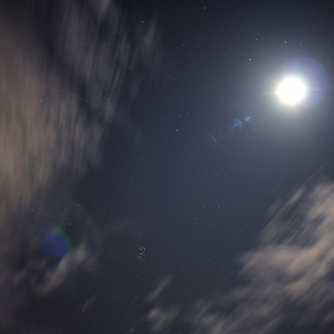 月とすばると雲間の流星