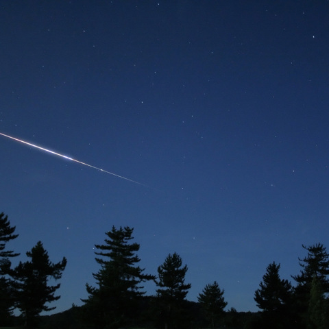 ペルセウス座流星群の撮影中に飛び込んだ散在火球 (微速度動画あり)