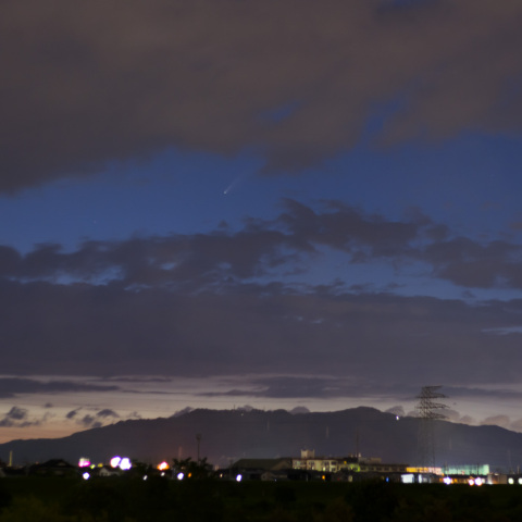 雲間のネオワイズ彗星